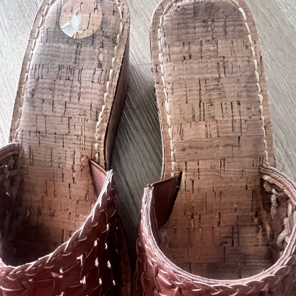 Brown Woven Wedge Sandals Size 7 - Picture 3 of 5